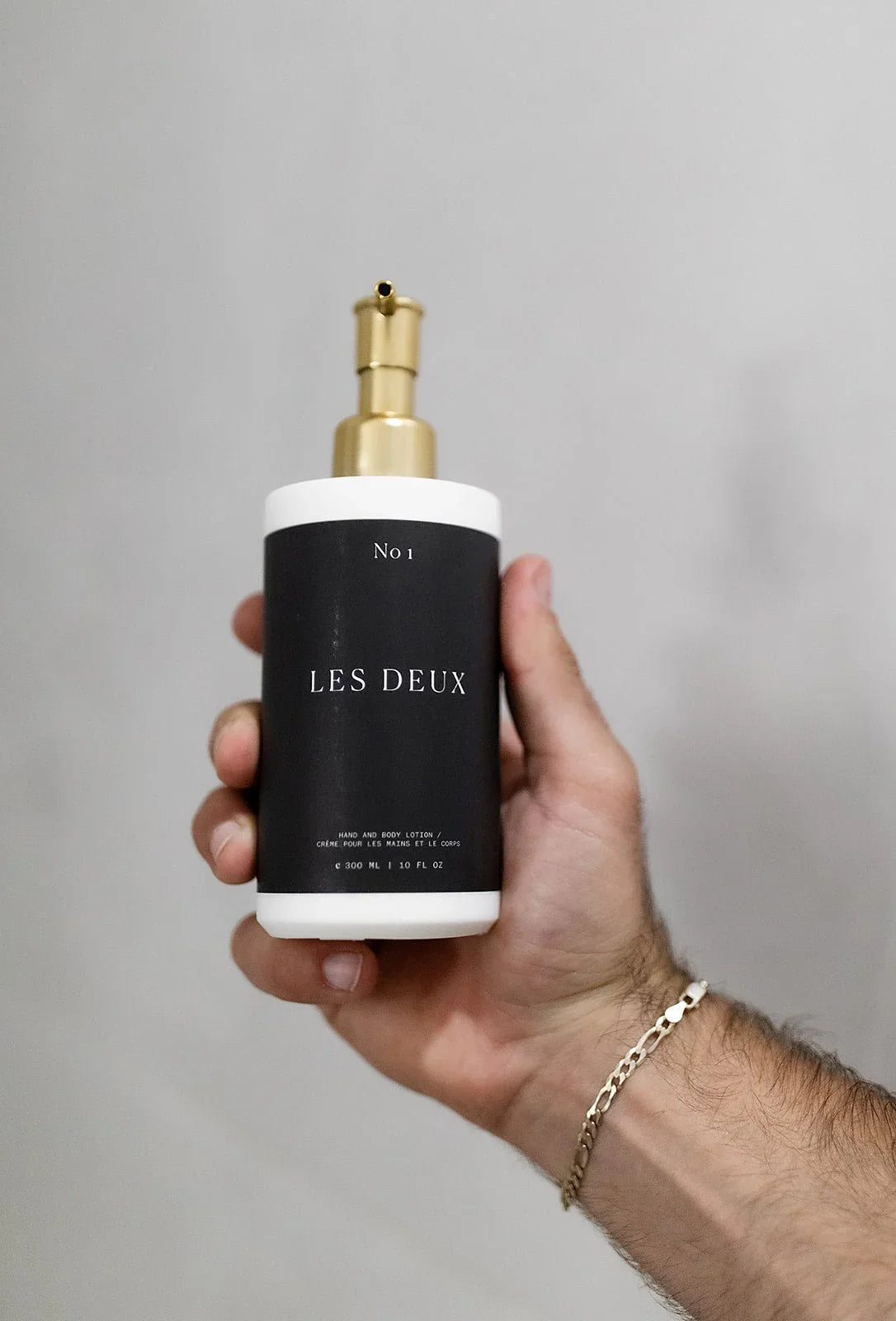 Les Deux No. 1 Bois Sacré Body Wash – Refreshing & Moisturizing Cleanser